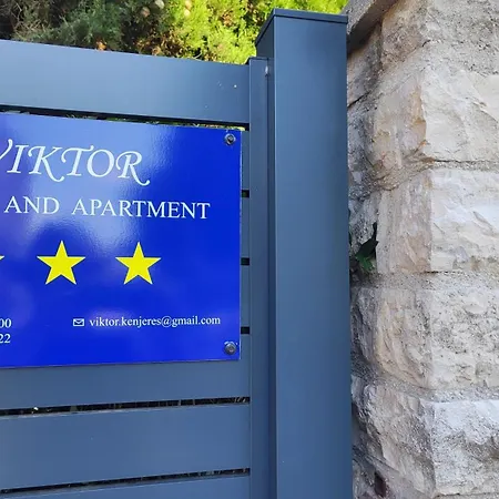 Ostanak kod kuće Viktor And 2 *